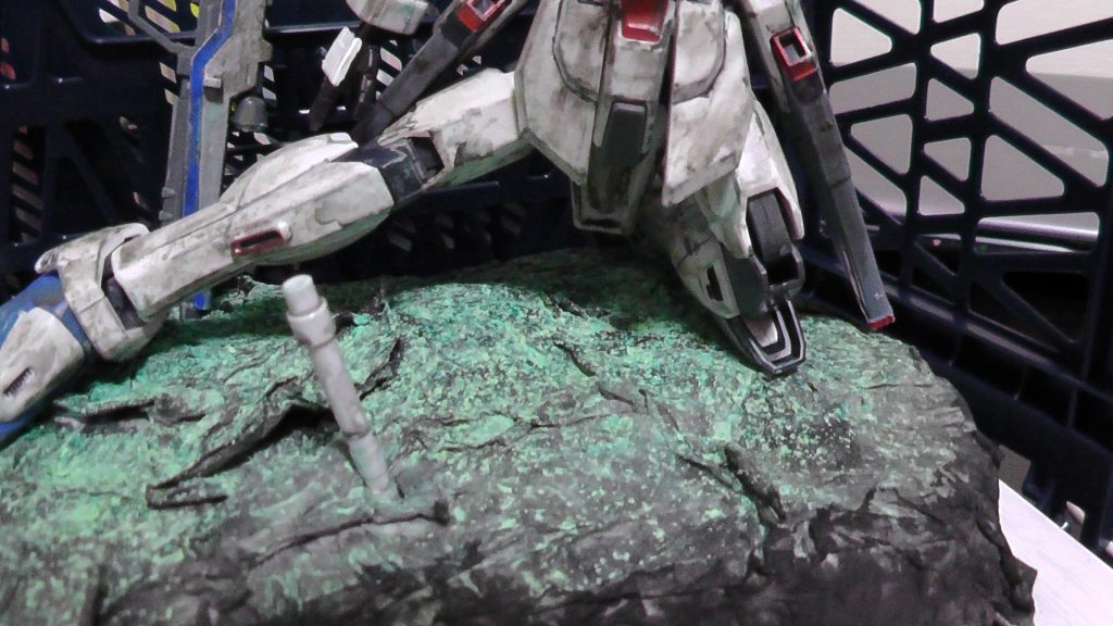 少しコケのようなものが生えている部分は、パステルなどで再現しました