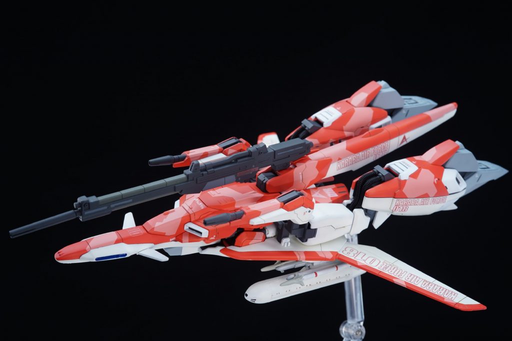 ・WR形態(重装状態)空対空ミサイルとガンポッド、ビームライフルを装備した状態。1/72スケールのミサイルセットから拝借してパイロンでっち上げて取り付けた物ですが、存外マッチしますね!