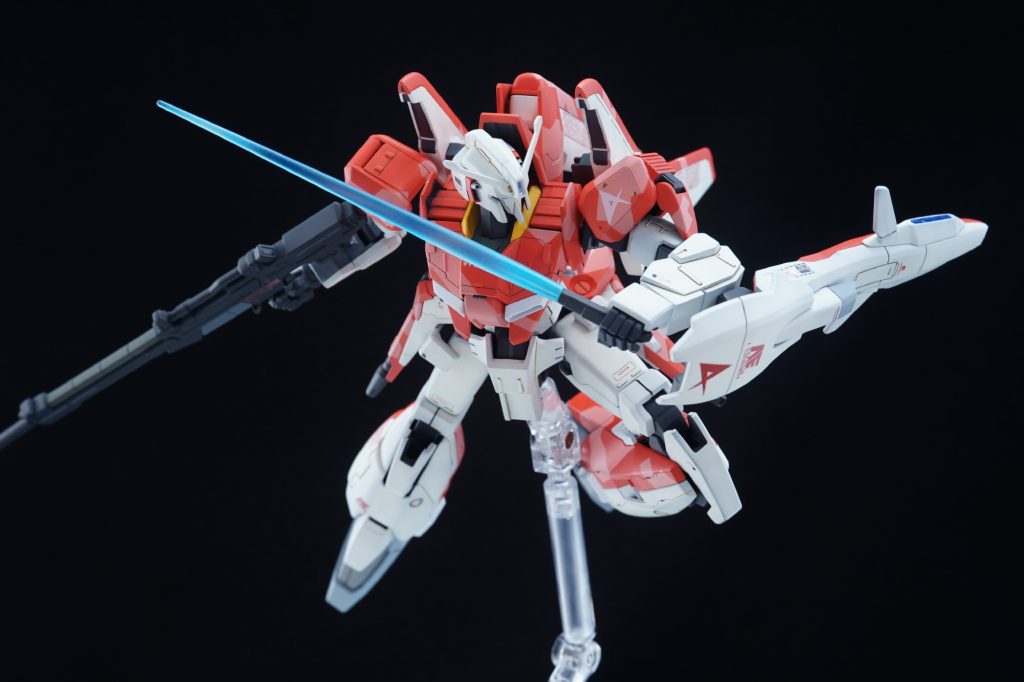 ・ビームサーベルそのままでは味気なかったので根元と先端に白を吹いて、全体にクリアブルーを吹いて濃淡を出しています。何となく発光してるように見えるでしょ?