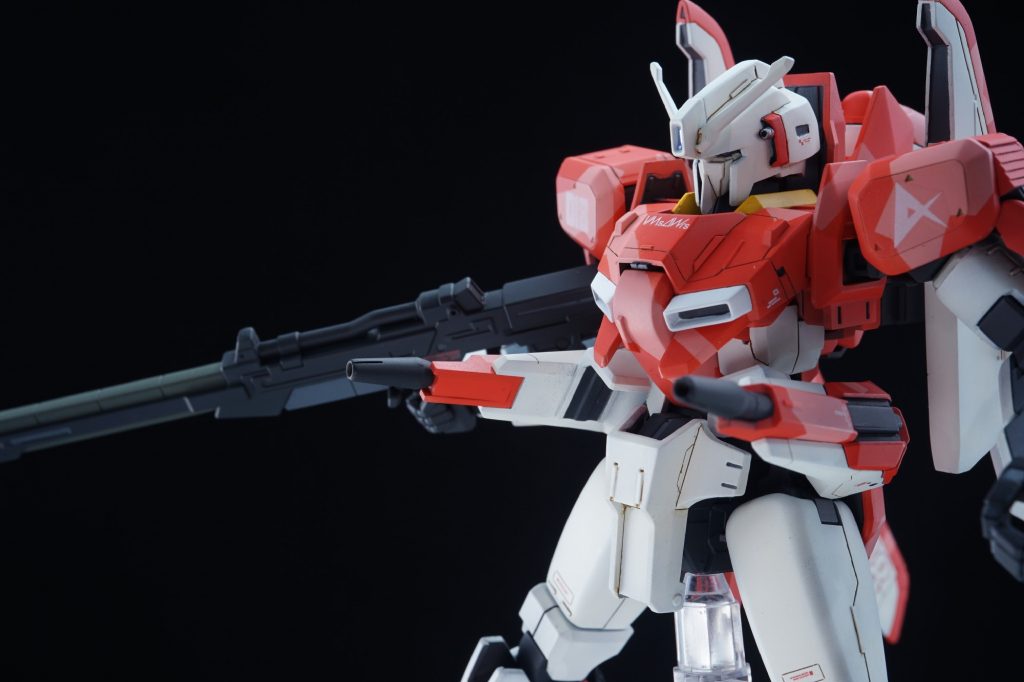 ・ビームカノンビームカノンは腰だめに構えて真正面にぶっ放すのが正解ですね!ゲームとかでも大体そんな感じの運用ですし。