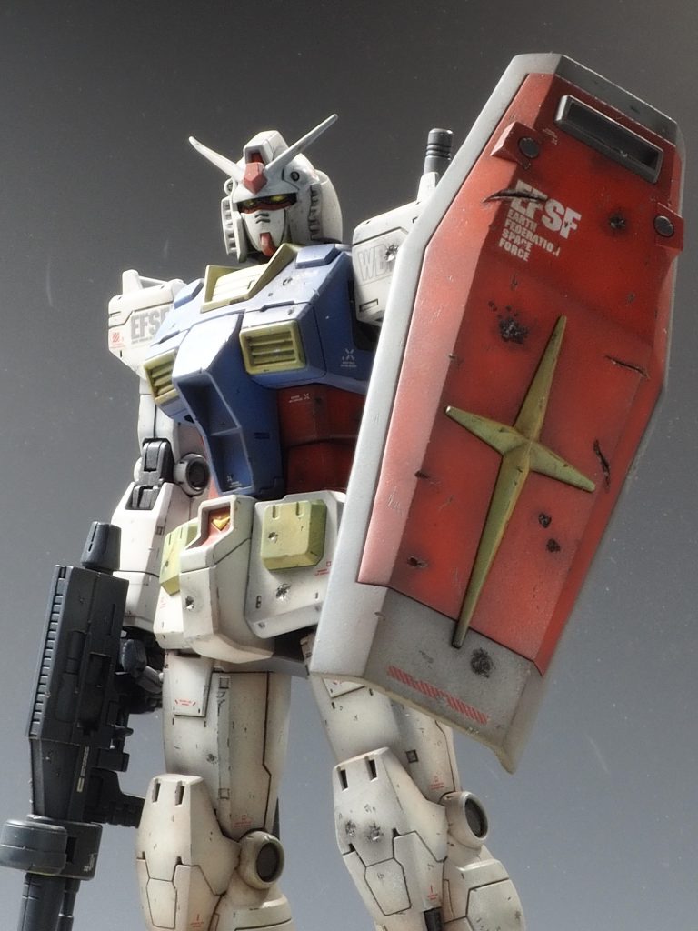 基本塗装後、デザインナイフとドリルで傷を付けウェザリングカラーのグランドブラウンでウォッシング、クリアーで薄めたレッドブラウンでシャドーを吹いてからウェザリングマスターで汚しをかけてます。