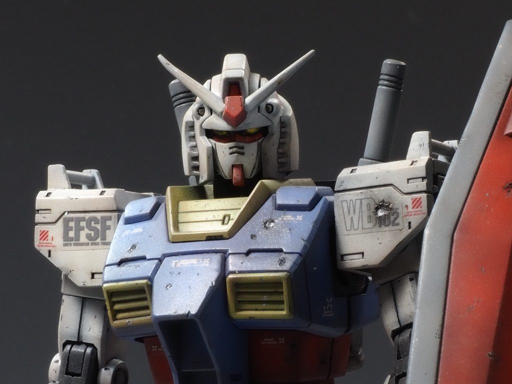 肩のマーキングは付属のシールを使ってみました。余白少しカットしてみましたがやはり目立ってしまいますね~塗装中、ドライヤーで乾燥させてたらアンテナが少し曲がってしまいました💦これも一つのダメージ加工とゆうことで…