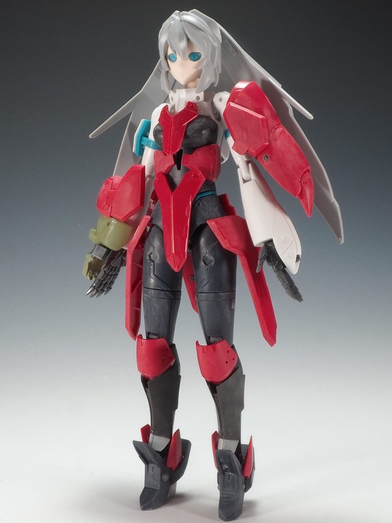 塗装前の状態です。グリムゲルデと30MMのパーツを切り貼りして鎧にしています。肩はノースリーブ風にするためにかなり削って穴を埋めました。