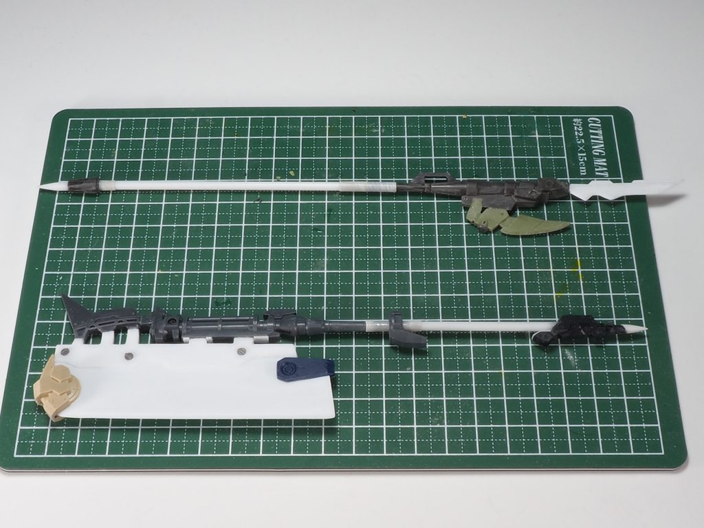 武器類も適当なパーツを切り貼りして作りました。