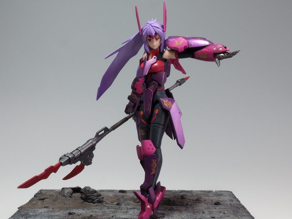 ファンタジーな世界観に多大な影響を受け誕生したELダイバー。壊れたガンプラの魂(データ)をヴァルハラと名付けた自分の住処でコレクションしている。彼女が現れるとバトルが負け確な風潮があるのでかなり煙たがられている…とゆう設定です。モビルドールメイをベースにグリムゲルデの装甲パーツを鎧に見立て取り付けてみました。武器は30MMのパーツとプラ板プラパイプで作っています。