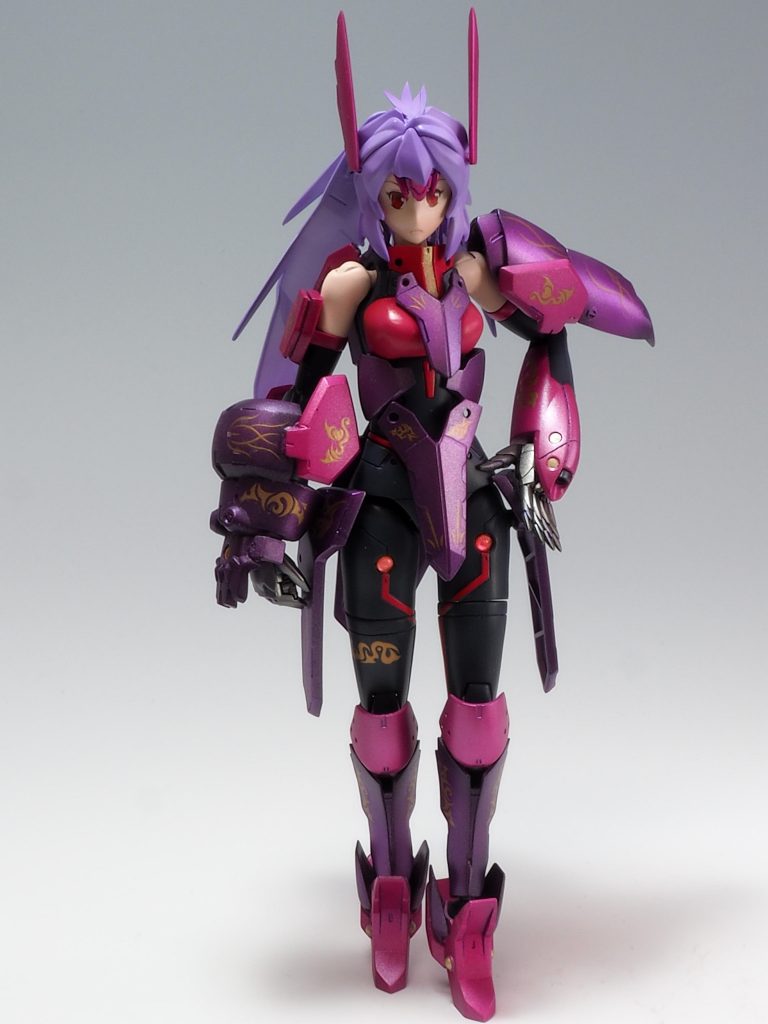 全体的にパープル基調の色合いで塗装してみました。鎧の大部分は磁石で接続していますので取り外し可能です。塗装し易くするためですよ💦