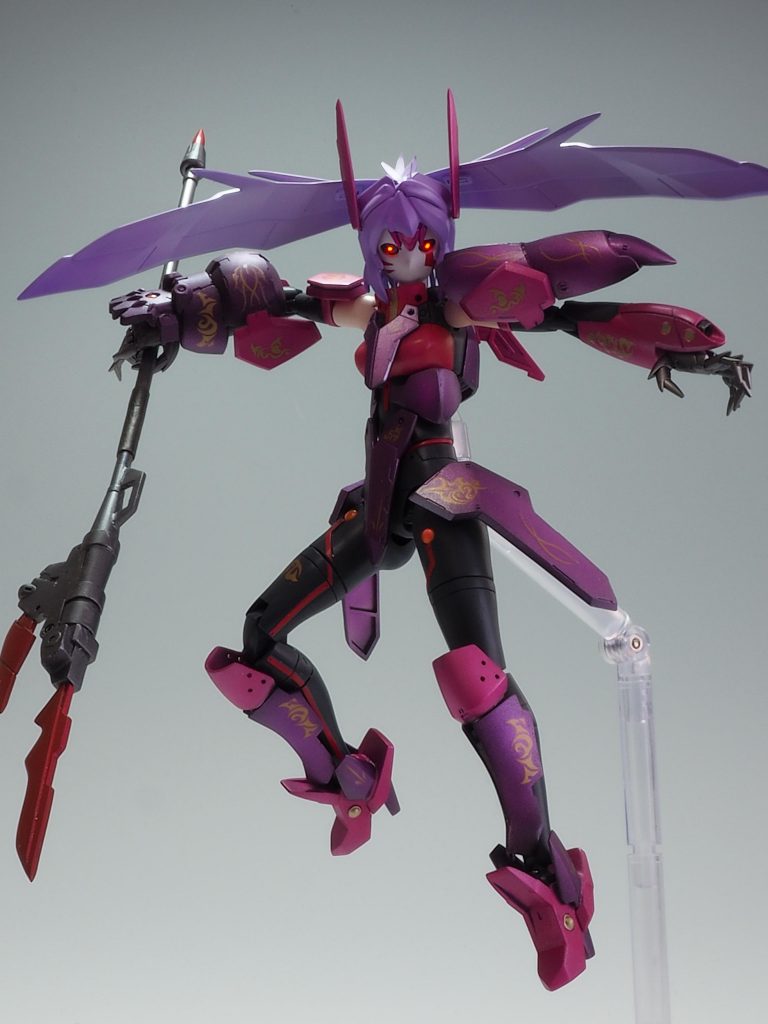 スタンドを使用すると腰アーマーに干渉してしまうので泣く泣く外してます💧設計ミスですが磁石で取り外し可能なのでよかったです。