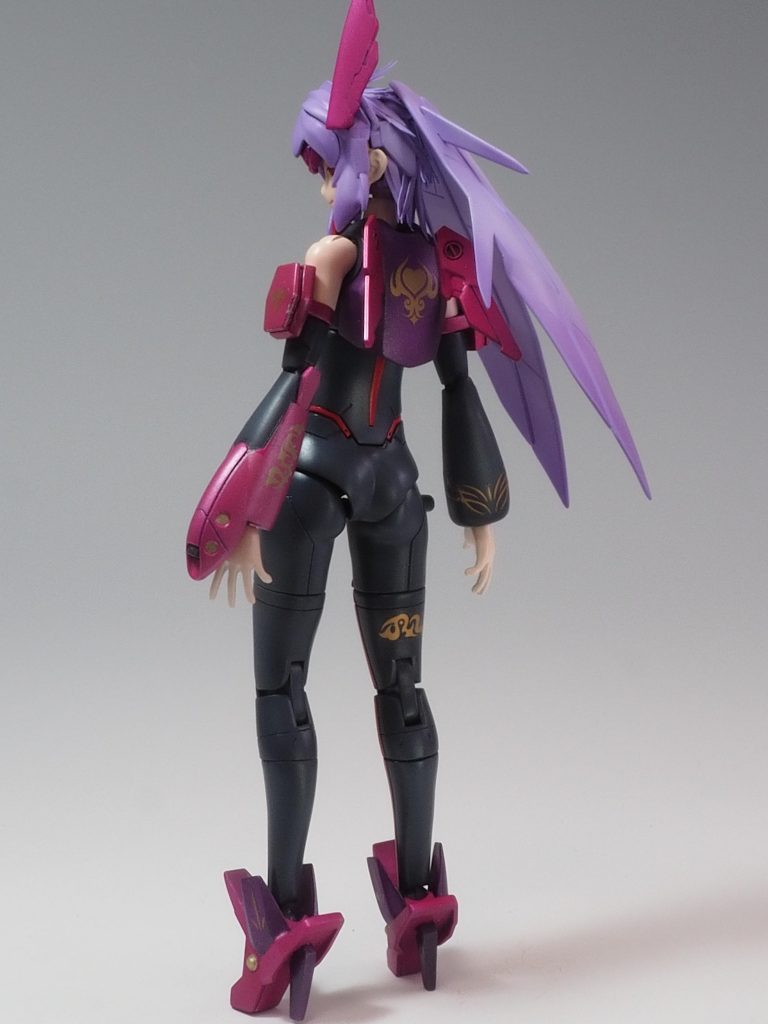 後頭部がツルツルだったので0.2mmのプラペーパーを細かく切って髪の毛に見立てみました。パテで成型するのがスタンダードみたいですが最近パテに触りたくない病(光硬化パテを除く)を患ってしまい苦肉の策です…