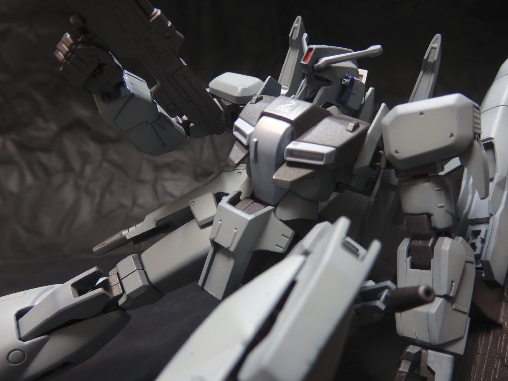 塗装は充電式エアブラシです。青：EXシルバー(g)⇒クリアブルー(g)白：EXシルバー(g)⇒クリアホワイト(g)黒：焼鉄色(Mr)グレー：ブラック(Mr)⇒グレー（手持ちのグレーを色々まぜました）トップコート：EXフラットクリア(g)＋フラットベースなめらかスムース(Mr)スミイレ：スミいれペン頭部の青いライン、カメラアイ、頭部センサー、バインダなどに付属のシールを使用しています。別の機体の塗装の実験で、いわゆるキャンディ塗装の様な塗装をした後、艶消しにしてみました。ホワイトは何とも言えないイイ感じです。