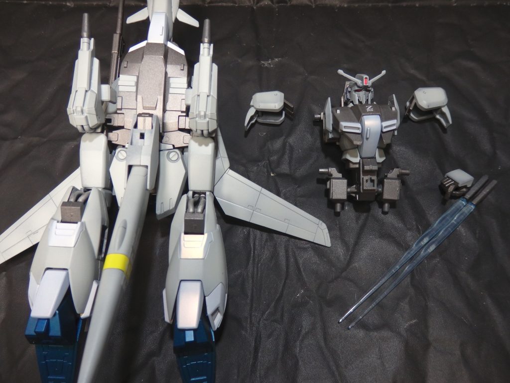 ウェイブライダーに変形した際に余る部品です。胸のデカールをウェイブライダーの方に貼るの忘れてますね。貼っておきます。