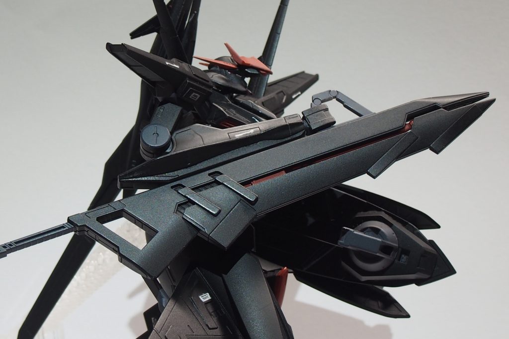 GNバスターソードはほぼそのまま。ファングコンテナ裏には(思いつきでつけた)GN粒子貯蔵タンクがあります。