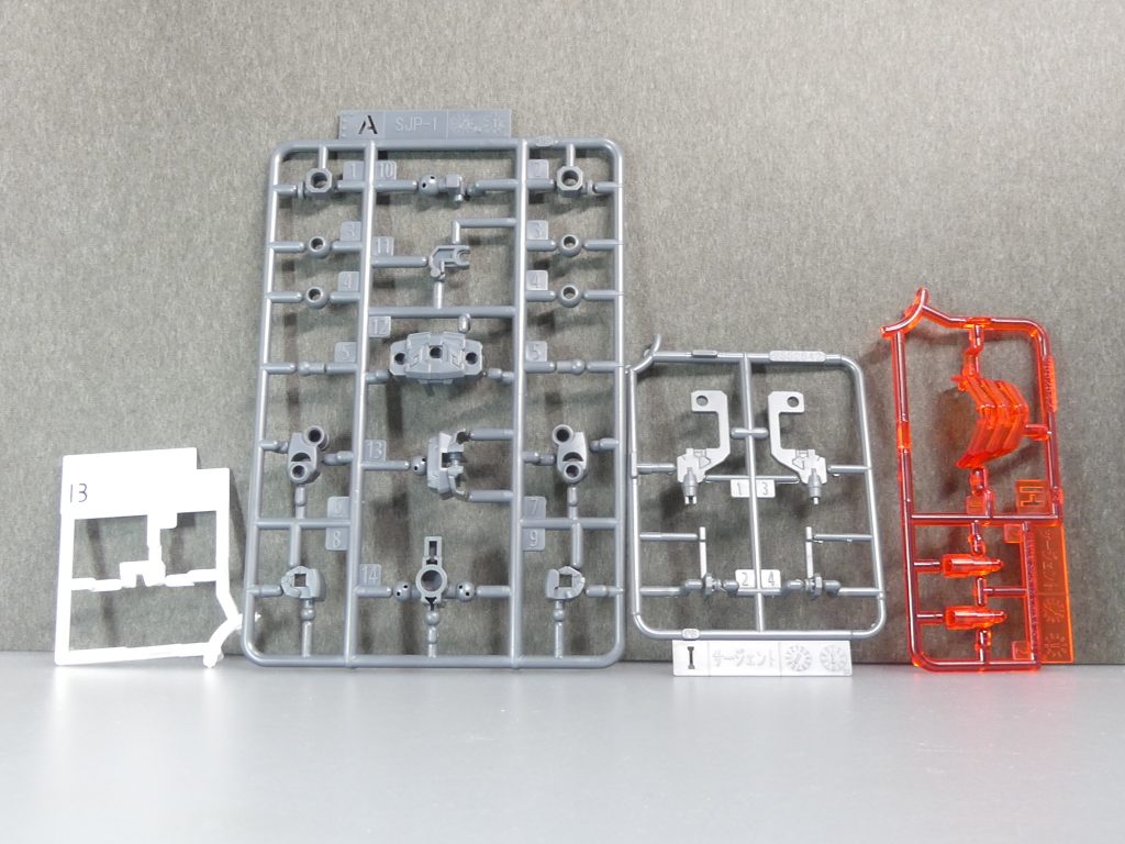 フレームランナーは創傑伝からおなじみSJP-1。同時発売の悟空・信長には、こちらのフレーム構造をさらに強化する仕様(悟空・足首横可動、信長・肘可動)が組み込まれていますがサージェントにはそれはありません。ヒーローズでは創傑伝よりも本体へのクリアパーツの使用量が減らされ、エフェクトや武器、本作独自の「仮面」ギミック用に回っているのですがサージェントにはそれもなく、どちらかというと創傑伝に比較的近い構成かもしれません。デザインは一目見ただけで「これ塗れないよおおお~~~!」(孫権アストレイ的な意味で)となる構成。筆塗りなりマスキングなりで各キャラの仕様を完全再現するには修練が必要となります、が…シールの使い方など、塗装なしでもかっこよくなるような工夫も多かったりして。特にサージェントではそれが顕著です。なお、上記ヴェルデバスター隊員にはクリアパーツの色違いが付属し、そちらを組み込むことでさらに再現度を上げられる連動ギミック付き。