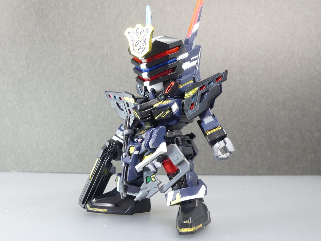 完成、前から。できる限り成形色を生かしたカラーレシピはこちら。全てラッカー塗料です。白:Mr.カラーライトグレーFS36495赤:白からガイアルミナスレッド青:白からガイアルミナスブルー(バイザーのみ下地に青塗装)金色:GXラフゴールドグレー:タミヤ舞鶴グレー細かい部分にグリーン、パープルなど。