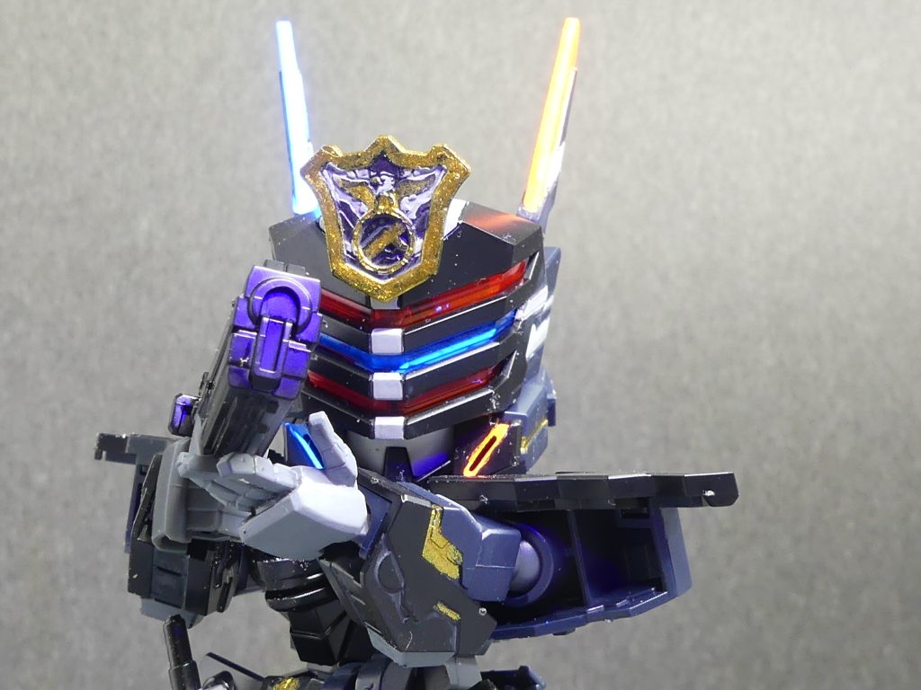 銃を構えるポーズも決まります。