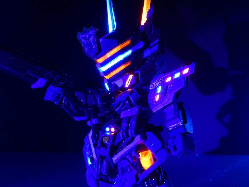 赤クリアパーツはキットのままでもブラックライトで発光します。今回は発光量を増してみました。