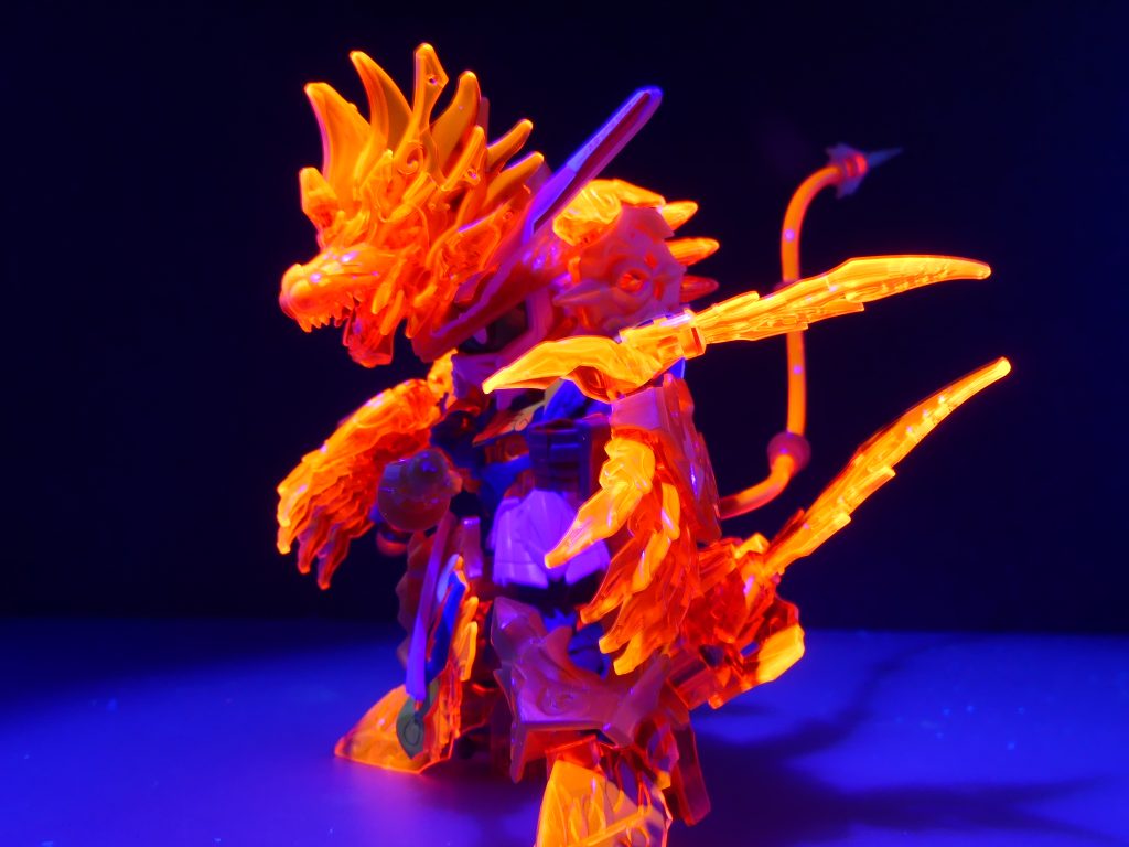 ブラックライトで発光させると際立ちます。