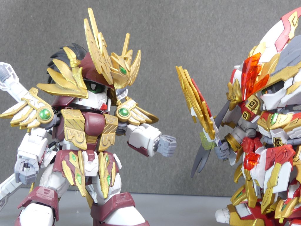 二人の「軍師」:キヨスとシュンノウ、それぞれの愛機で。プライベートでの繋がりはなかったものの、フォースとしてはかけがえのない「仲間」同士だった・・・月光亭司馬懿と。兜はクロスボーンのヘルメットを取っ払ってかぶせました。ワイヤーで髪の毛も若干付けてあります。