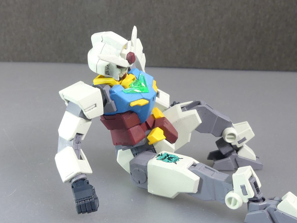 第131改「エルドラに捧ぐ」～この物語での「惑星エルドラ事件」終了後。ＥＸ60の続き～俺達の前に･･･再び、その「扉」が開いた。惑星・エルドラと繋がるミッションポイント。ＧＢＮが「ロールバック」されたことで保たれることになった、エルドラとの架け橋。そして･･･俺達「ビルドダイバーズ」にとって、かけがえのない繋がり。そこには、気になってついてきたヒナタもいた。「惑星エルドラ事件」、最後の仕上げは、そもそもこのミッションポイントが存続するかどうか、そして、俺達の力で一度は吹き飛んだエルドラの大地を復興できるかと言うことにかかっている。その第一歩を踏み出したことになるんだ。俺達は、一時的にＧＢＮでのミッションを離れることになる。この事は一部の人物を除いて、他のＧＢＮのダイバー、そして管理サイドにも秘匿されている。･･･クジョウ・キョウヤを初めとした先輩ダイバー達が守る、エルドラへの「道」だ。それは、あった。フレディが手を振って待っている。コアガンダム【ＢＥＹＯＮＤ】。ＧＢＮ世界からフレディを帰したガンダム。俺達は役目を終えこの大地の一部になろうとしていたガンダムに、新たなマーキングを施してあげた。みんなで考えた、「ビルドダイバーズ」のエンブレムだった･･･