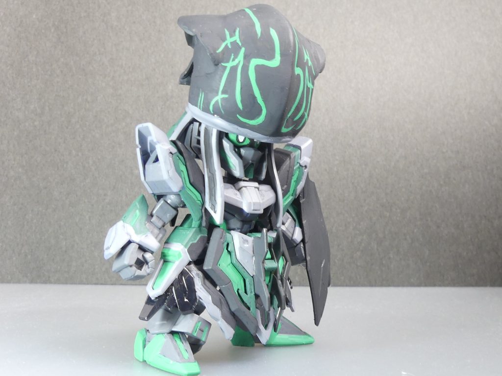 利休ガンダム:SD世界の転覆と諸葛亮フリーダムガンダムへの復讐を企む男、司馬懿デスティニーガンダム。ムシャワールドでたまたますれ違った天覇曹操ウイングガンダムにばれかけた司馬懿は、変装して敵の目を欺きながら世界を動かすことにした。付けたものに強大な力を与えるダークマスクと、謎の空間転移能力や洗脳能力、そして他人に成り代わる能力で・・・今回も「SDガンダムワールドヒーローズ」応援企画となります(既に上げたツイッターでのRT・いいね感謝)。司馬懿の変装した・・・ムシャワールドのすがたである利休ガンダムを司馬懿改造で製作です。司馬懿変装体に共通し、本体はウイング・武器・右肩フラッシュエッジを抜いた司馬懿そのもの。頭部のみ改造し、他はほぼ色替えで対応です。武器である煉獄魔掌は任意となります。本物マーリンを殺害するときにでも使っておきましょう。今回は7話視聴後お店で司馬懿を見かけてから3日の超速攻製作なので武器はなし・・・