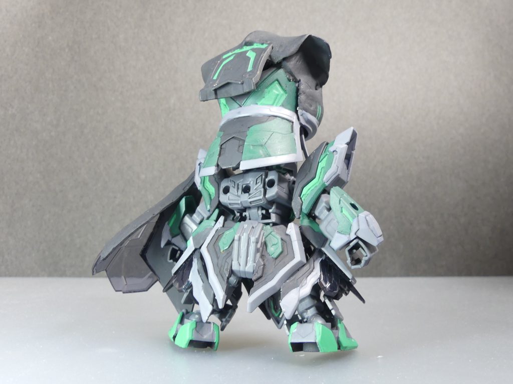 後ろ。後ろ頭・リアアーマーの塗装は、7話視聴後の速攻製作のため一部アレンジしています(設定画は前のみ、本編では頭の後ろしか映ってない、8話では一応映るシーンあり。SDガンダムは自由だ)。元キットの頭の後ろに伸びるパーツを付けてみました。