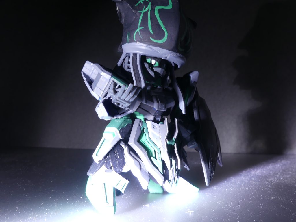 今回の平手は「30MM スピナティオ」から左右ともに拝借。甲パーツは取り外しています。司馬懿デスティニーの特性上、SDGWでは現状唯一の単キットでの表情変更ができるのが強みですが・・・パーツが邪魔で首を横に向けられない・・・ライティングとか首上下動でカバーです。