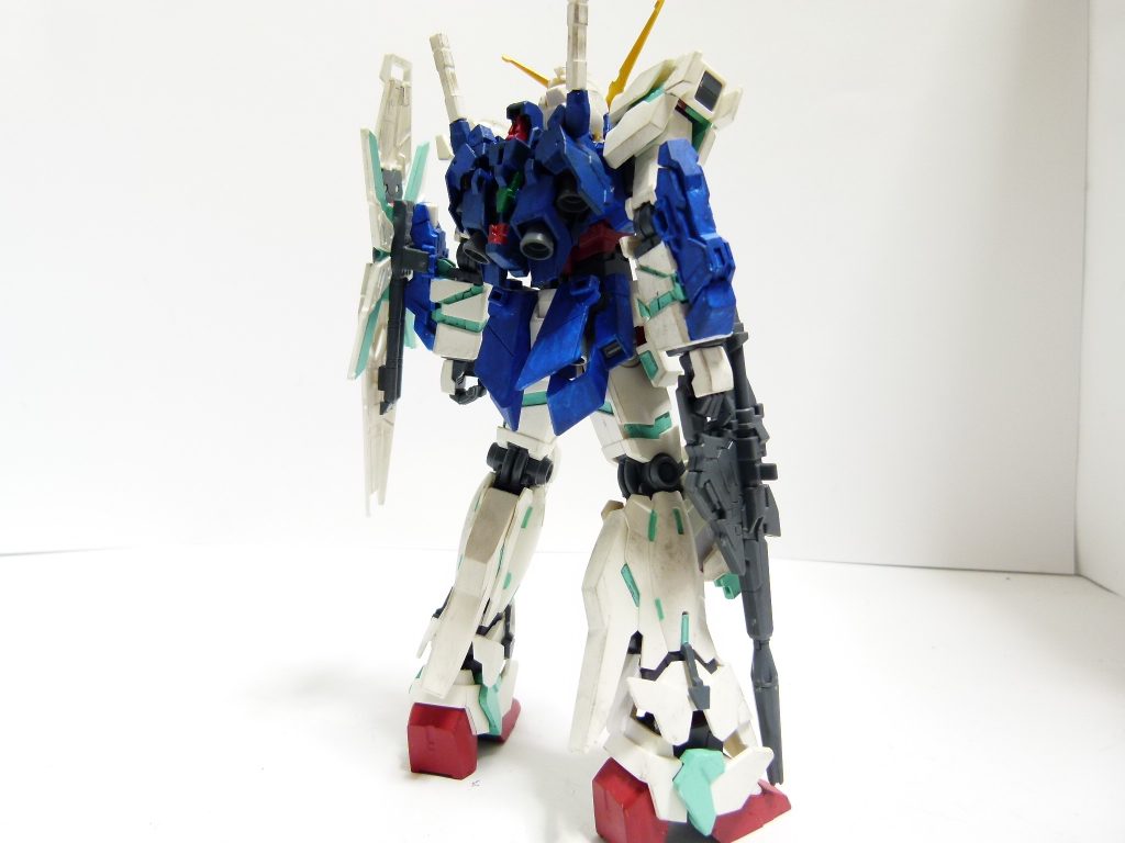 後ろから。ベースはFAユニコーンレッドVer.付属のユニコーン本体かな。白が暖色系。部分塗装です。これ以前・以降も何度か行われた「トライエイジコースという名のMS塗り絵」の体裁。初代ガンダムカラーを意識しつつサイフレは緑っぽくなっています。