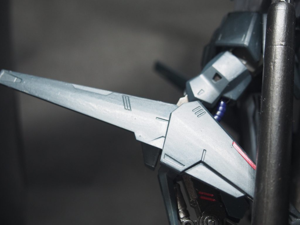 百式の名残でもあるフレキシブルバインダーも脚部に移設整流板の他に放熱としての機能もある