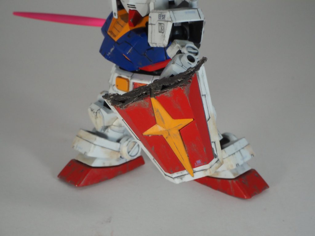 シールドのクラッシュ面は、エナメルのメタリックグレーを筆塗りして、同色のドライブラシで境界が自然に見えるようにしました。