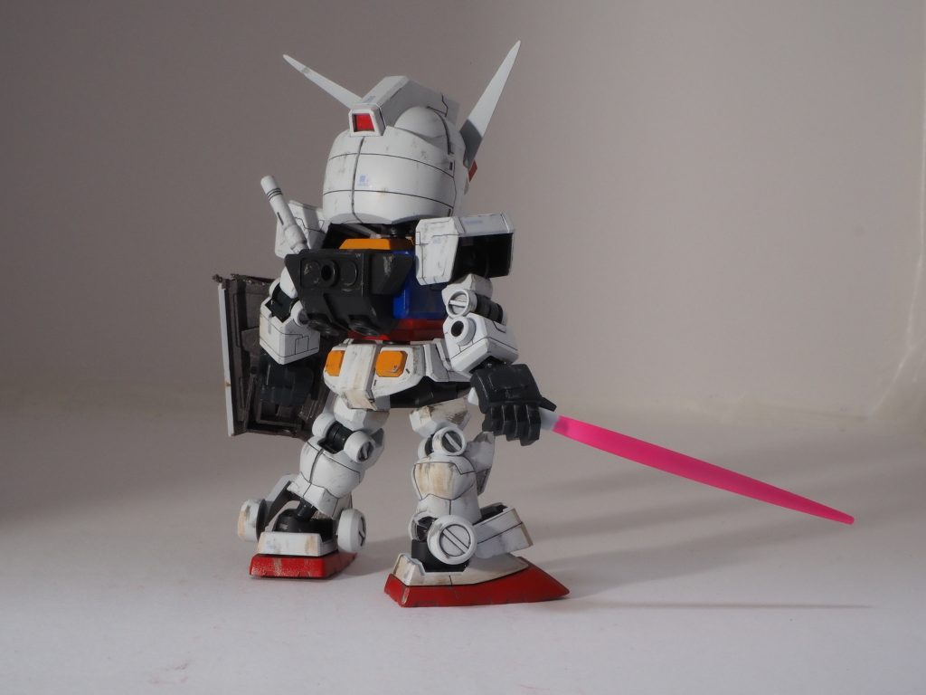 ドムと戦った時は、ガンダムも相当傷ついていたのと、地上戦で土汚れがあるだろうということで、それっぽくなるように気をつけました。