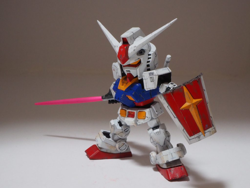 主にラッカーで全塗装後、デカール貼り、エナメルとガンダムリアルマーカーのウェザリングで仕上げました。クロスシルエットはポーズがかっこ良くできるので、哀戦士編ポスターの雰囲気が出せるんじゃないかと思い、チャレンジしてみました。