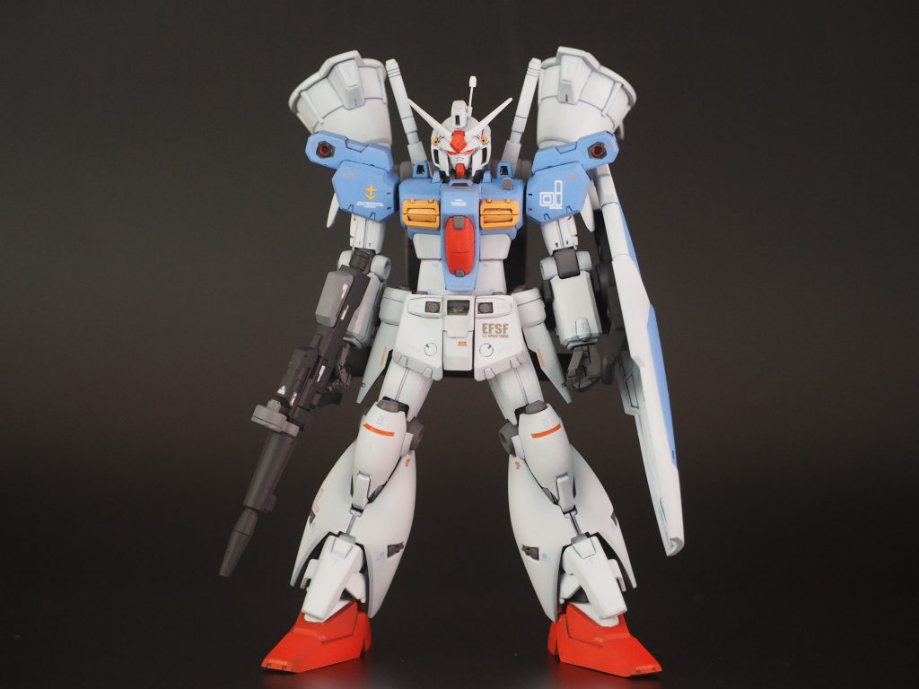 最近の自分の趣味で、肩が横に長いデザインはちょっと苦手になっていて、肩を短縮しました。ビームライフルはHGUCのものは小さく貧弱です。システムウェポンキット００３のライフルルから前半分を、本体はやや大振りな旧キットからもってきています。