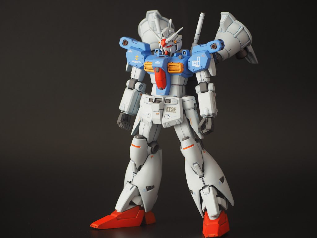 ビームサーベルは旧キットの長さが印象的だったので、旧キットの受けとHGUCの柄本体を合わせました。他に、腹部と前腕を延長しています。