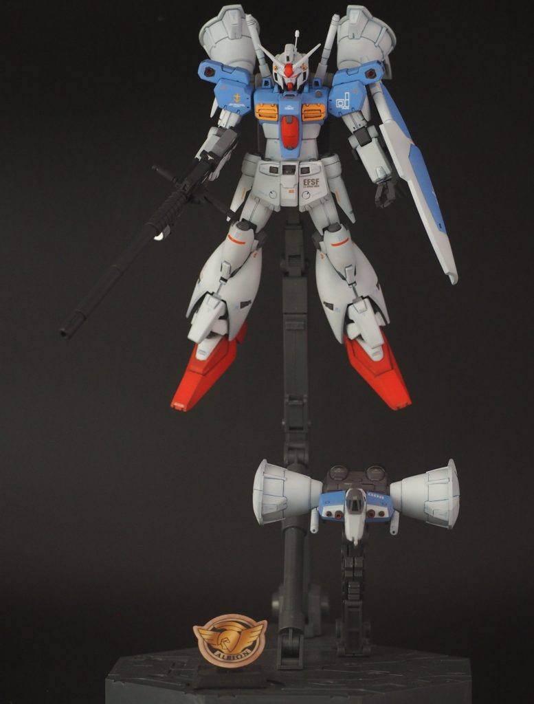 ディスプレイのイメージは、旧キットパッケージと（ポーズをとらせて撮るの忘れてた）センチネルのEX-Sみたくだったんですが、いまいち正面からみると決まらないというか。下肢の可動範囲が大事なようです。アルビオン隊のピンバッジは2000年代初めに出ていた食玩から（マックスファクトリーが絡んでいたような）。ようやく使う日が来た！