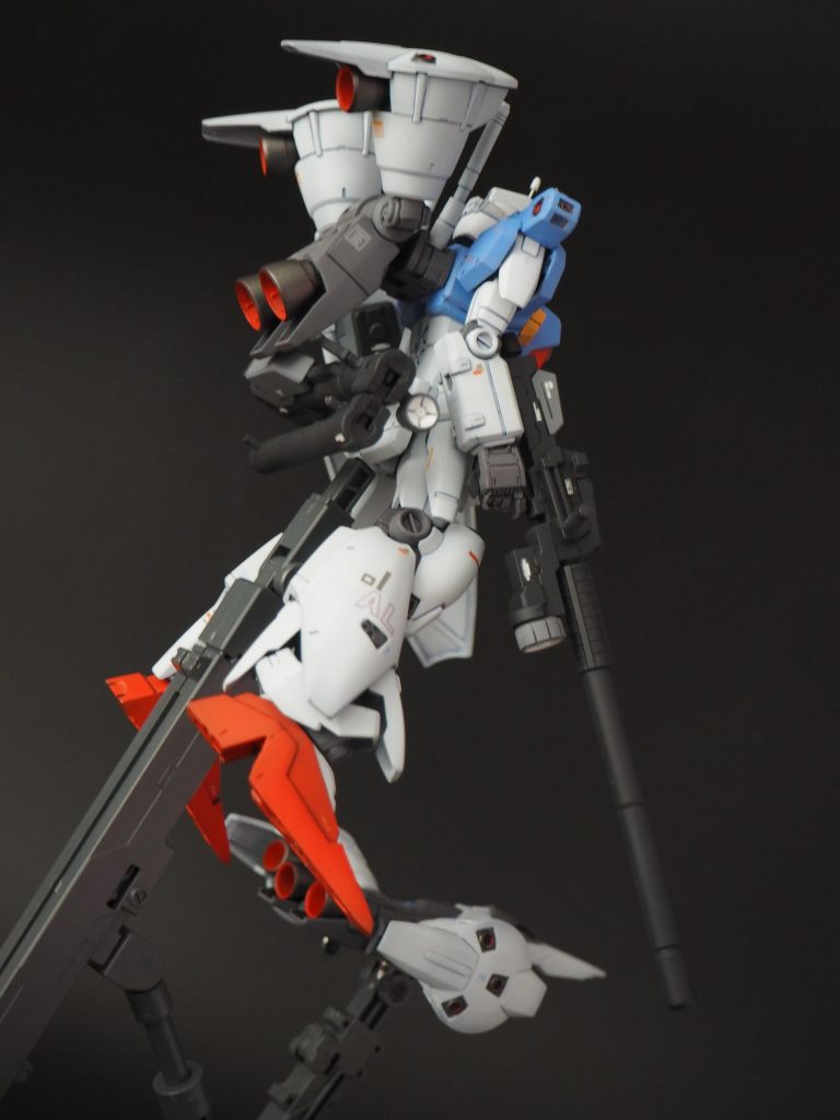 旧キットからの部品移植は、ソールとバックパックです。HGUCを見たときに、小ささを感じて何か違うと・・・。ジャンクの旧キットと比べたら全然迫力がちがったので移植しました。バーニアポッドはHGUCで、可動機構をそれぞれあわせていますので、ちょっと横幅があります。フォールディングバズーカもセットしました。