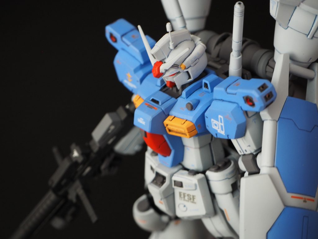 頭のアンテナは作ってる最中に余裕で亡くしたので真鍮線に置き換え。それでも無くしたので（！）、市販パーツと真鍮線を合わせました。デカールは旧キット説明書の大判な機体解説付きのイラストを参考にして。オレンジや赤、青を使っていてカラフルだったので、マネしてオレンジのデカールを青に貼ってみたんですが、ものすごく目立たない。RG用のデカールも使っています。胸のバーニアは展開状態がHGUCには付属していますが、あまり好きではないので、閉じた状態をパーツをベースに作りました。肩のバーニアも展開状態で、これも好きではない（旧キットのイメージではない）ので、削って枠を作って市販パーツに置き換えています。こういう小さいバーニアの塗装がえらい難しかった。