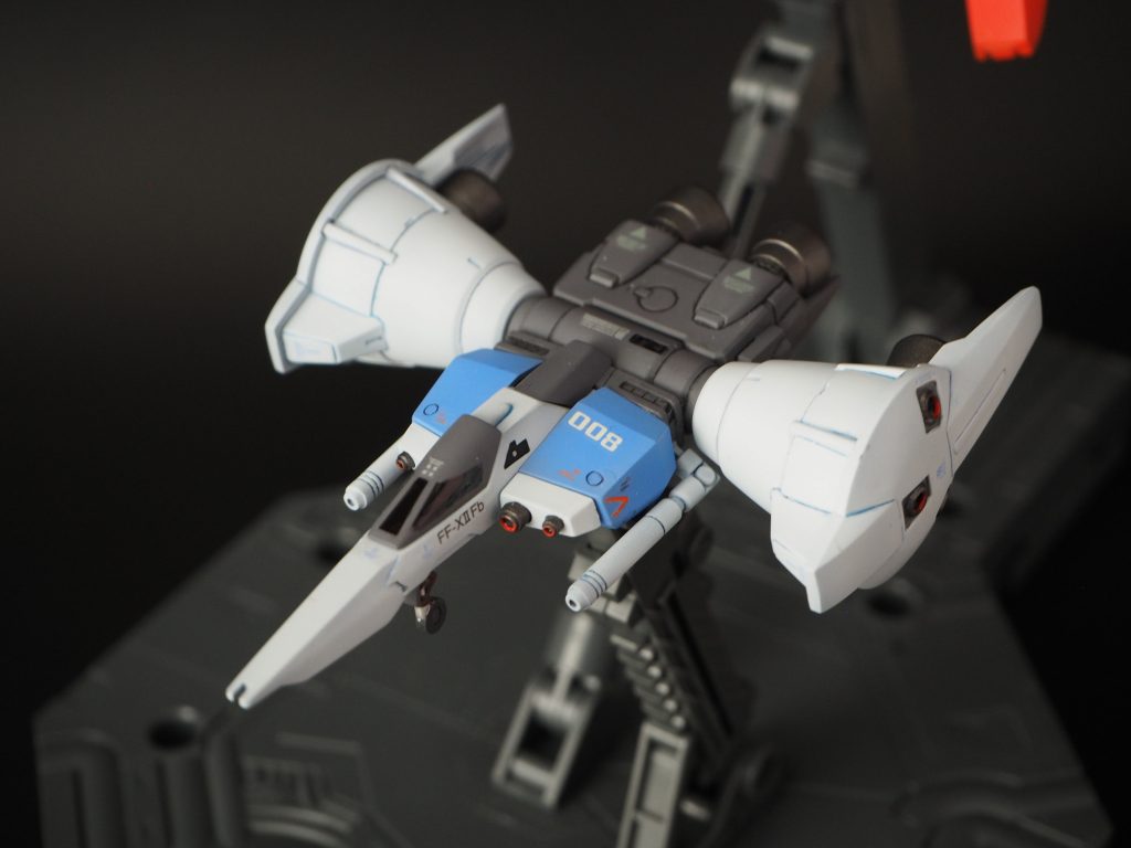 コアファイターの機種部分を旧キット、バックパックをから。旧キットの機種のほうが大きくてシャープな印象でかっこいいのです。バーニアはコトブキヤのパーツから置き換え。設定どおりに作ることはかなり難しそうだったので。