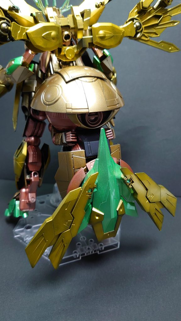 鳥の尾のようなデザインも、イージスナイトの盾をくっつけちゃいました。