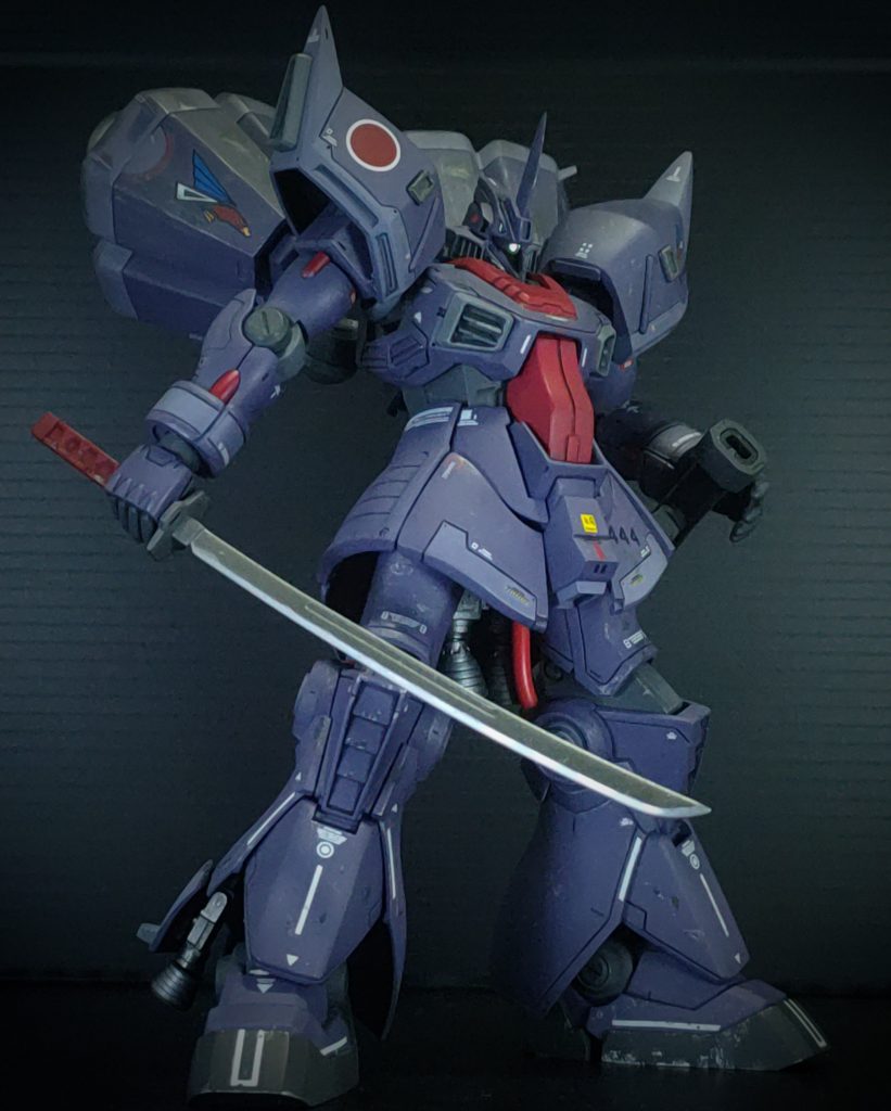 主武装は92式斬機刀。これはUC0087に領土上空を通過した巨大MAに対抗出来る様にビーム兵器ではなく物理兵器を装備する事になった為である。