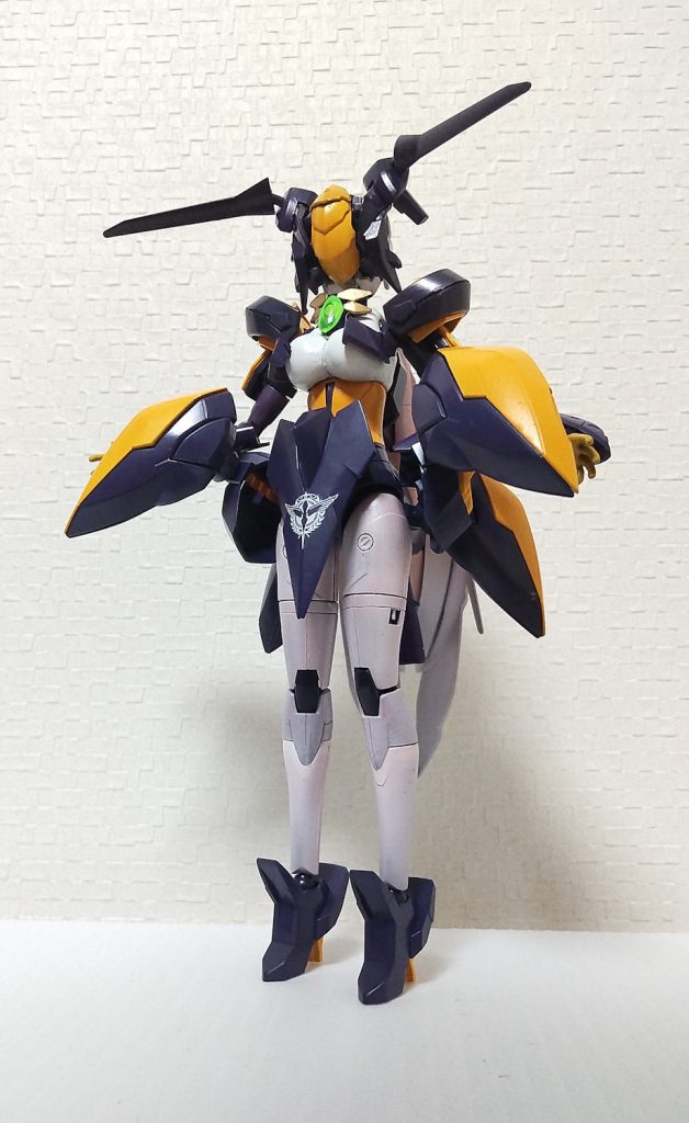 フェイスユニットはヘルムヴィーゲ・リンカーの頭部を立てに取り付け。アンテナはティルトローターセットです。腰のユニットは煌ギラーガのバッグパックを連結しました。