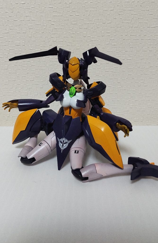 駐機姿勢はぺたんこ座りです。