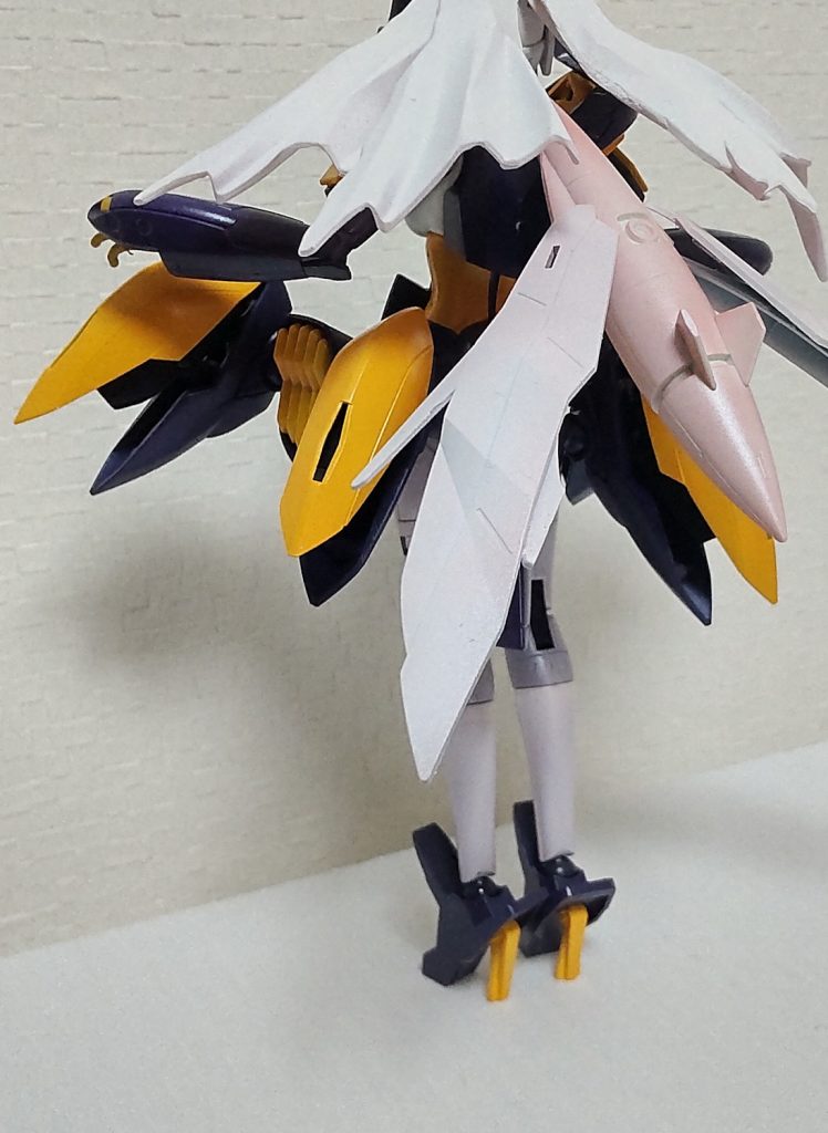 背部の超電導フライホイールユニットも展開します。