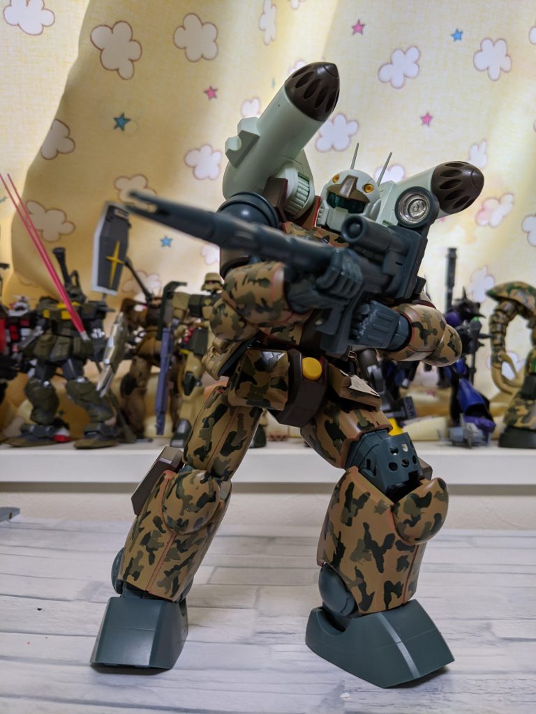 武装はコスト削減のため従来の実弾を使用するキャノンからビームスプレーキャノンへ変更され、ビームライフルや閃光弾も装備している。しかし、あまり近接戦に向いていなかったため、他の味方msが出撃するまで交戦は容易いものではなかった。