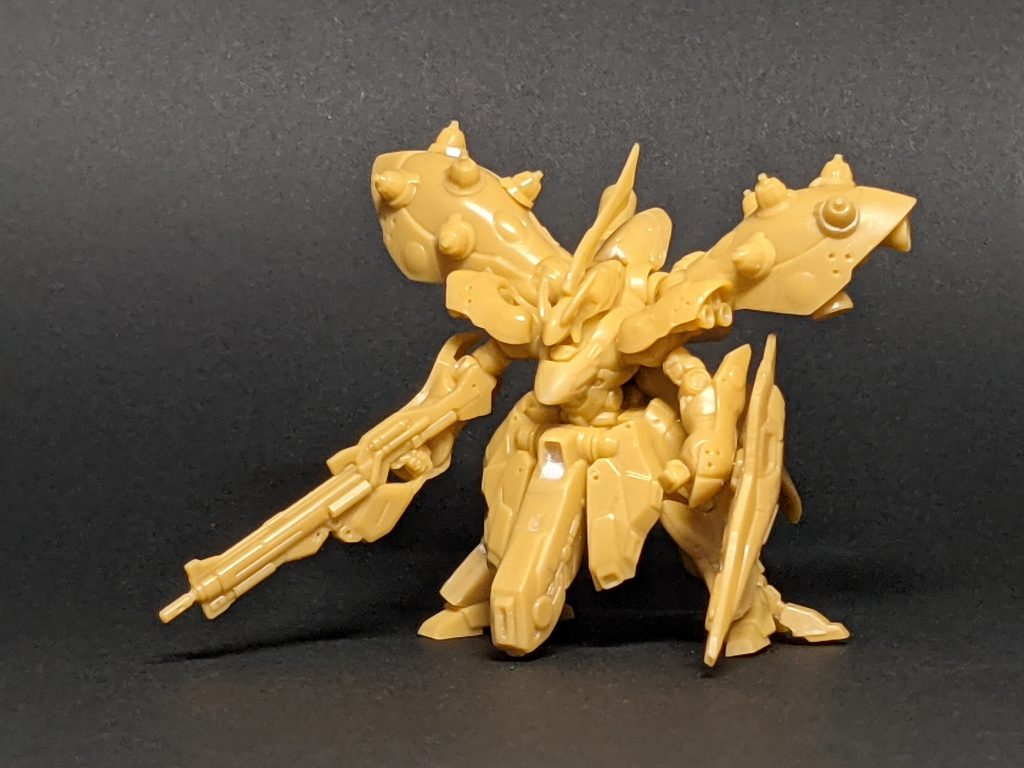 塗装前。フンドシの奥まった部分の合わせ目消しがうまくいかず。接着する前に穴を開けて、裏からプラ板貼ればよかったかな。他には右肩のファンネルの一部を切り飛ばしてしまい、修正。塗装後どこを直したかがわからなかったのでこっちは成功。