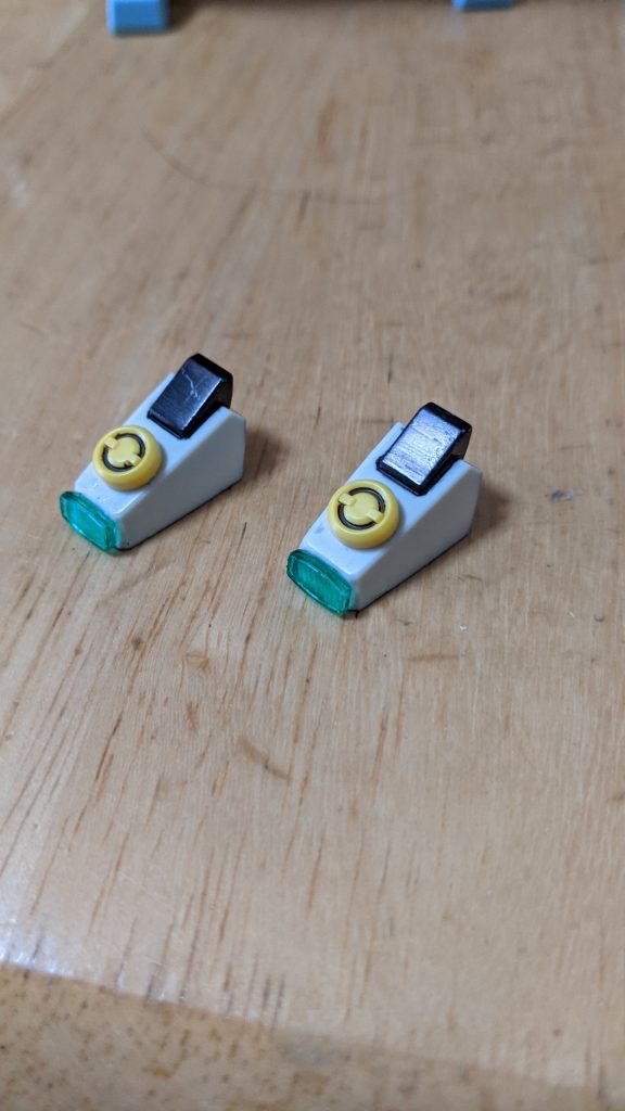 セラヴィーの膝の部分は余剰パーツでセンサービットっぽく作りました。