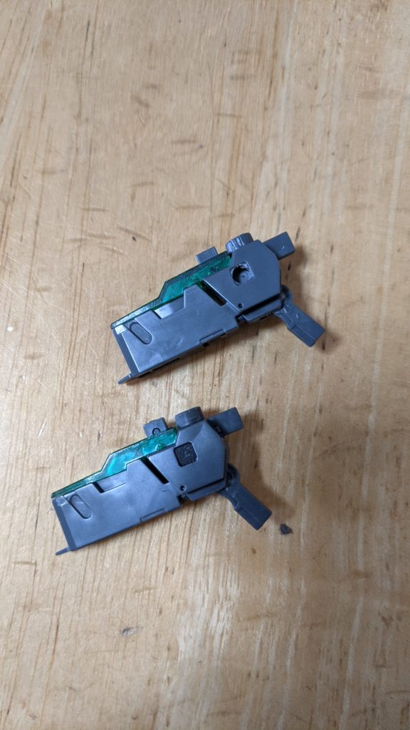 武器の2丁拳銃は余剰パーツで作りました。