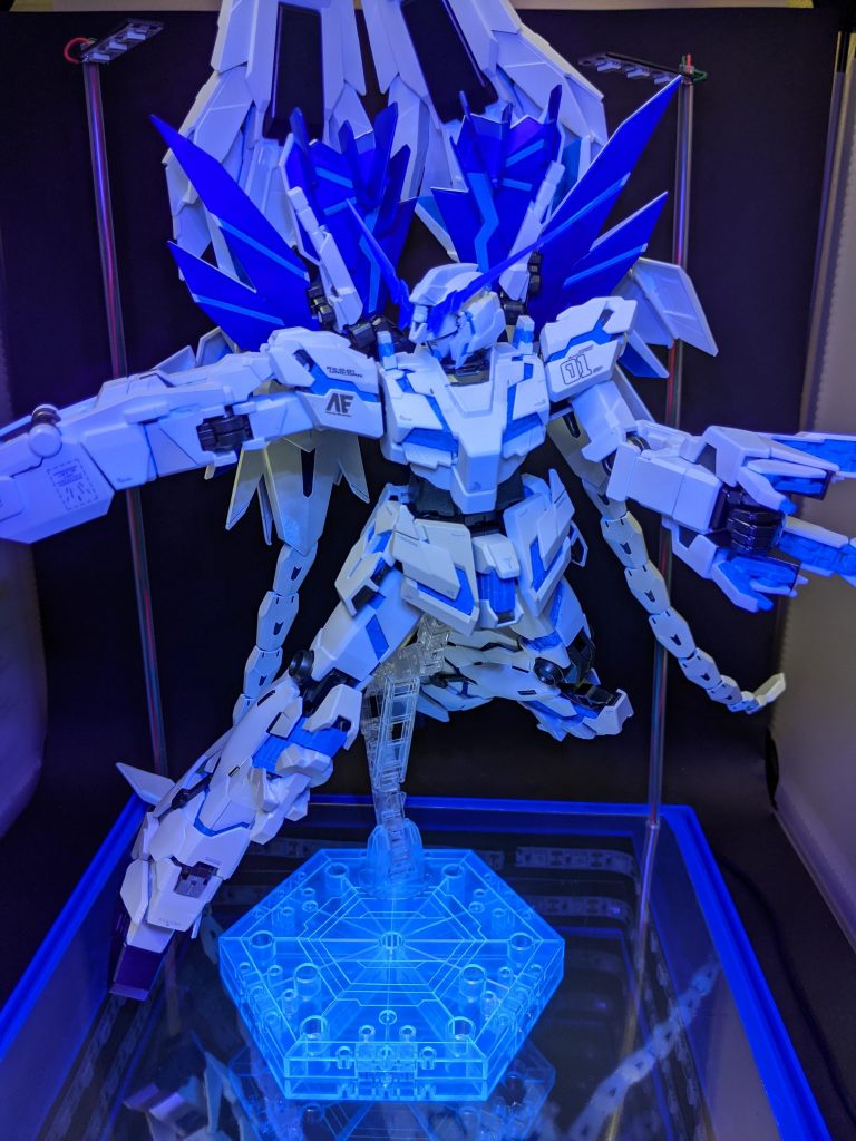 わかりにくいですが、UVライトでサイコフレームは発光状態になります。