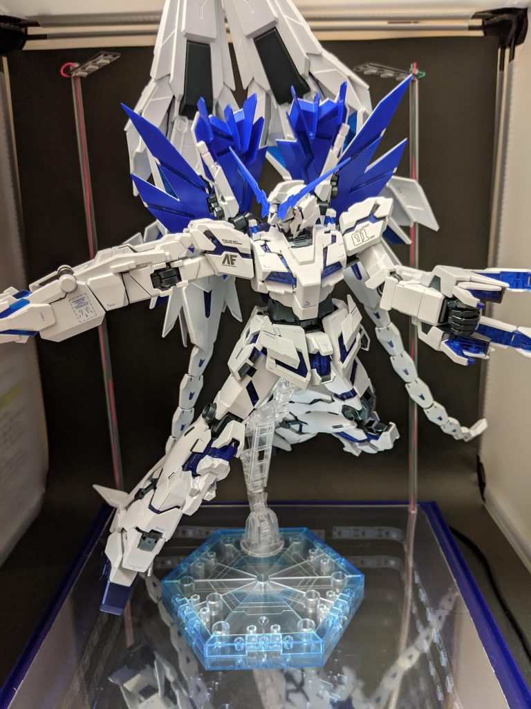 本体白は全てスチールホワイトで塗装。通常の白より少しグレー味のあるホワイトで少し濃くなった青とバランスが取れたと思います。