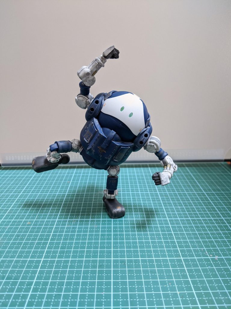 部分塗装とデカール、ウェザリングとツヤ消しのみ。お仕事ロボットだから汚れます。