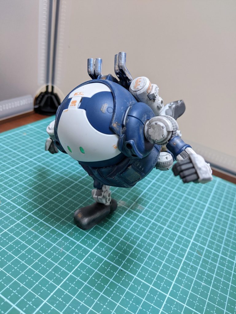 赤い目は怖かったんで、ラピーテープとオーロラシールでキラキラお目々にしました。