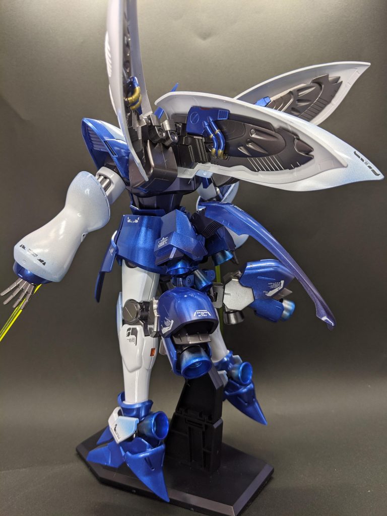 ヘッドパーツを背中中心に置き、ブースターが多く高機動タイプであるミスサザビーを制御する為のバランサーの役割を果たす。